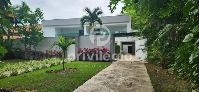 Casa no condomínio Santa Helena - 5 suítes, sáuna, churrasqueira, piscina, 4 vagas de gara
