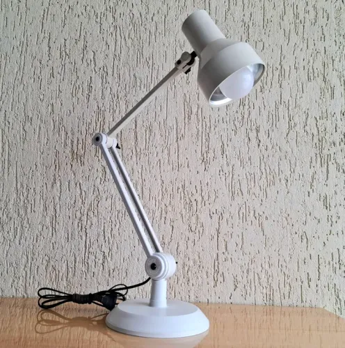 Luminária de mesa articulada Ilutec anos 80/90 funcionando.