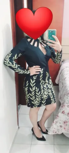 Vestido social preto de manga longa com detalhes em verde claro e decote sensual tamanho P