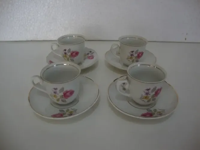 Jogo 4 Xícaras para café porcelana Real .
