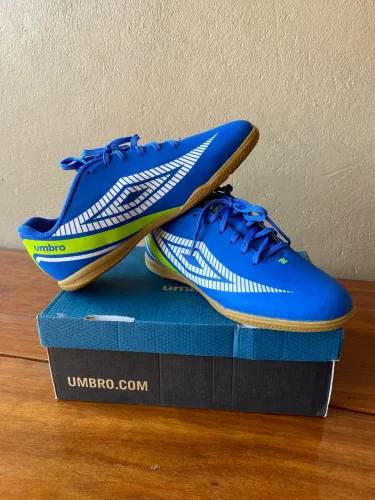 Chuteira Umbro Nova