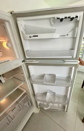 Geladeira usada, mas em ótimas condições.