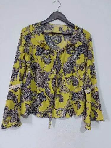 Linda blusa feminina manga longa - tamanho M