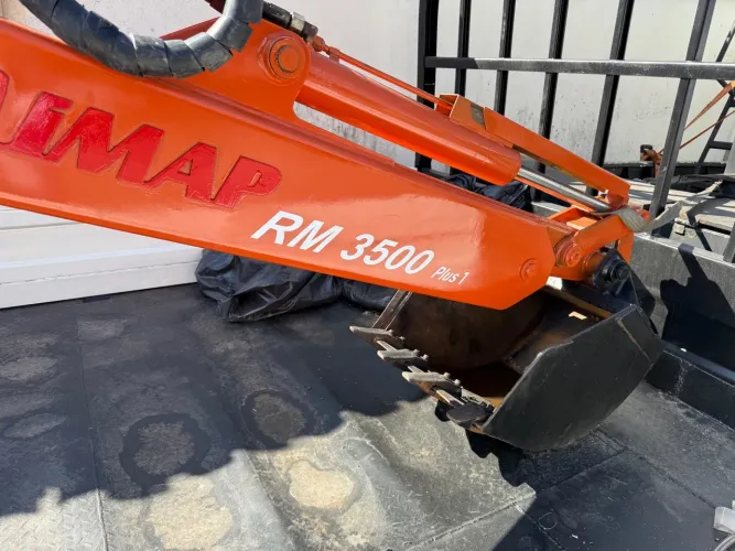 RETROESCAVADEIRA IMAP RM 3500 Plus com CARROCERIA