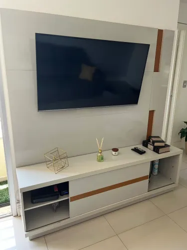 Painel e rack para TV - cinza claro com detalhe amadeirado