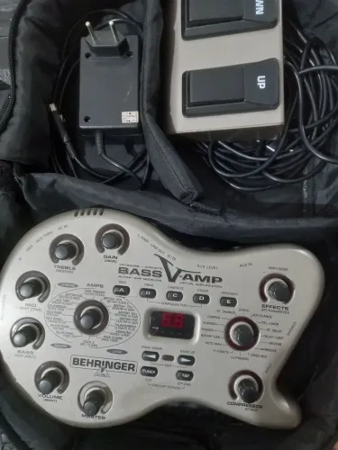 Pedaleira Behringer Bass V-Amp