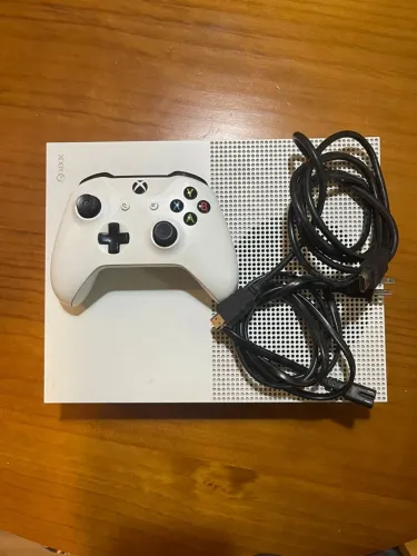 Xbox One S 1TB com um controle - pouco uso