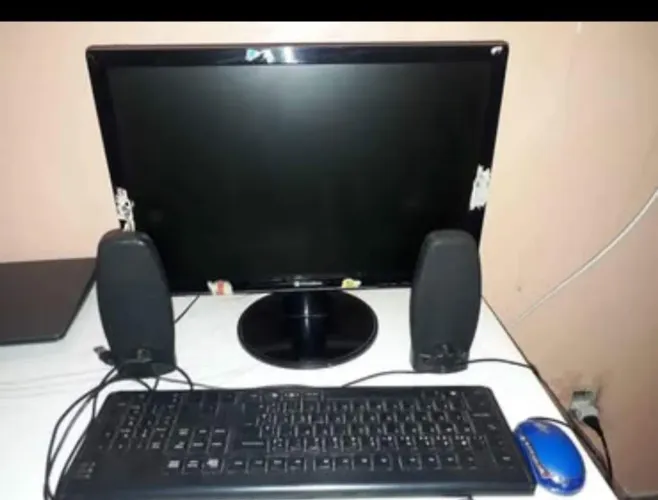 Kit com um Monitor 19", Teclado, Mouse e Caixinhas de Som
