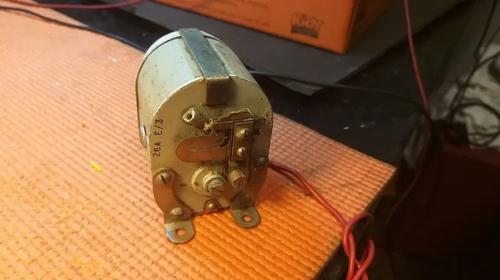 Gerador AC portátil Plessey,1944,made England , gera mais de 300V,manivela!
