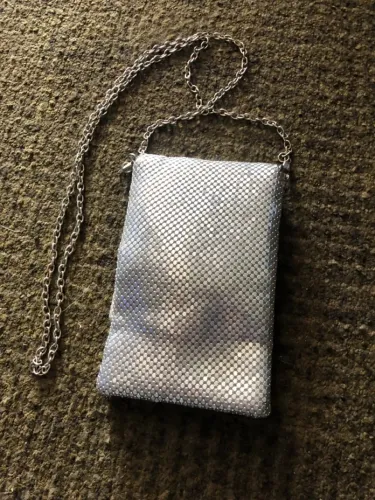 Bolsa de festa prata com corrente