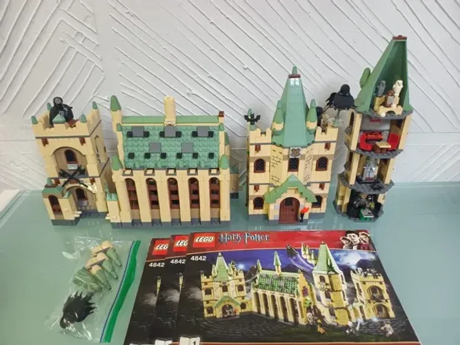 Lego 4842- O Castelo de Hogwarts- Pecas 1290-ano 2010-completo-em estado de novo