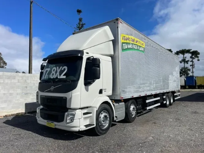 VOLVO VM 330, 8X2, Ano 2017, AUTOMÁTICO, SEMI LEITO, BAÚ 11.50m.