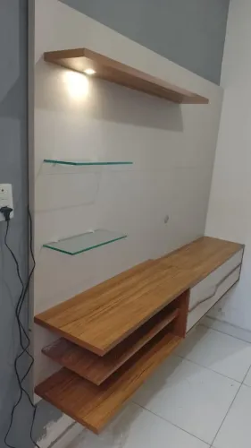 Painel para TV com prateleiras e nichos