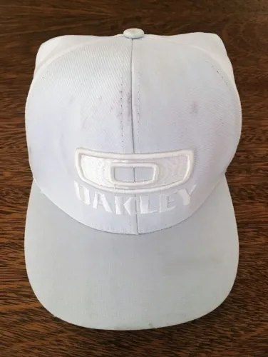 Bone Oakley snap back one size branco