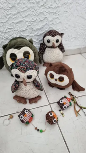 Kit 4 Corujas pelúcia + 1 enfeite de pendurar