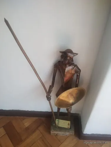 Escultura de latão