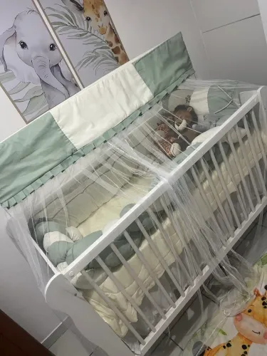 Vende-se berço de bebê vira cama novo