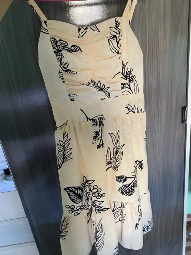 Vestido Curto Bege Floral Preto com Babado - Tamanho [P/M]