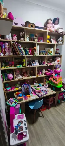 Armário planejado comeia com mesa