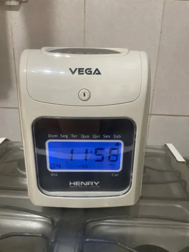 Relógio de ponto cartonado Henry Vega . Semi novo , com ponteira para 25 cartões