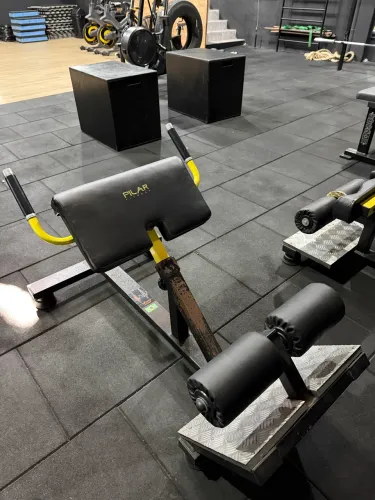máquina de agachamento Sissy Squat da Pilar Fitness