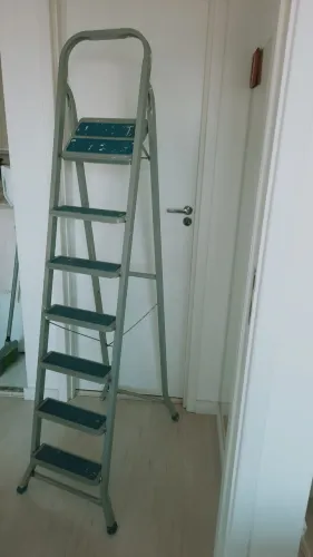 Escada de ferro com 7 degraus