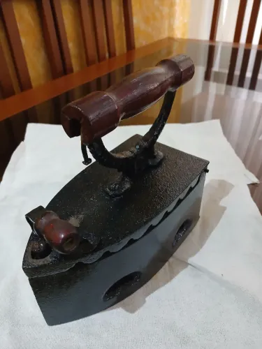 Ferro passar roupa antigo a carvão