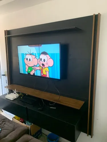 Televisão e painel