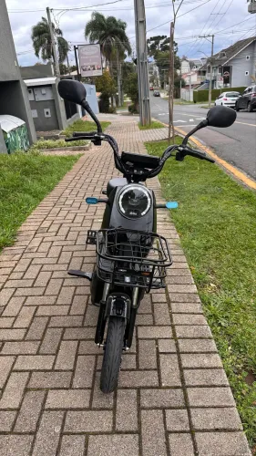 Bicicleta elétrica preta