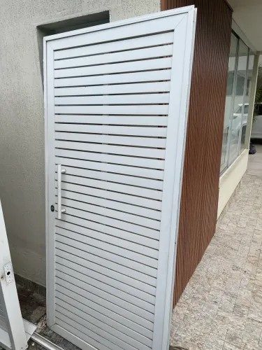 Portão social de alumínio