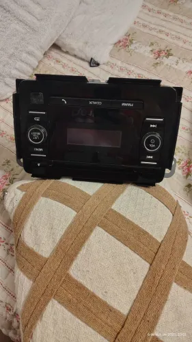 RÁDIO ORIGINAL HONDA HRV 1.8. 2016 A 2021 COM MOUDURA DE PAINEL.