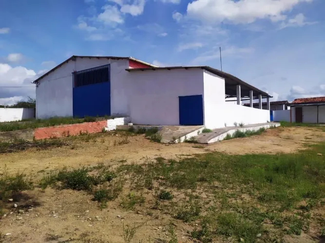 Alugo grande área com galpão, casa e depósitos 