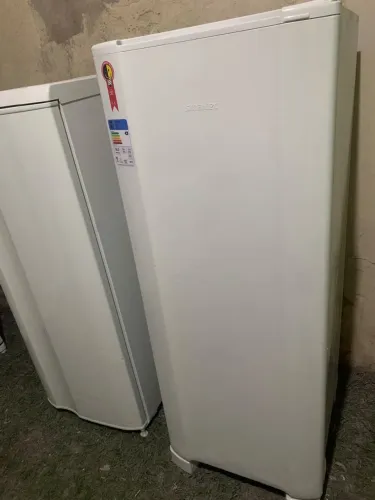 Geladeira cria gelo