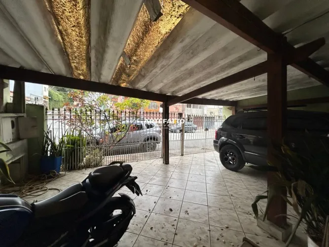 Casa térrea , bem localizada com potencial de reforma