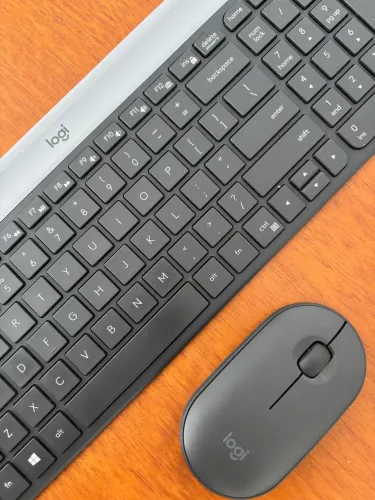 Combo Teclado e Mouse sem fio Logitech MK470 Slim Wireless Cor Grafite Layout Inglês US