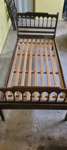 Cama de solteiro em madeira