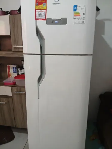 Vende-se um geladeira 1 ano de uso 2.500motivo da venda vou embora