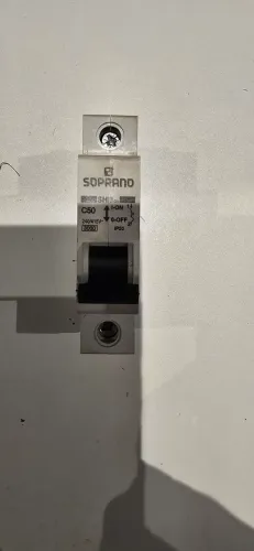 Disjuntor elétrico 50A (uso automotivo ou residencial)