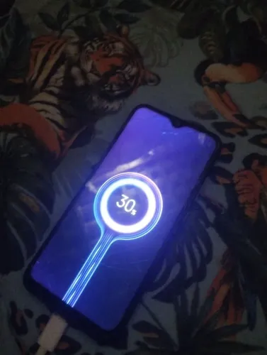 Redimi note 8 funcionando normalmente com alguns trincados na tela e na traseira