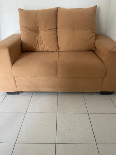 Sofá conservado, bem cuidado.