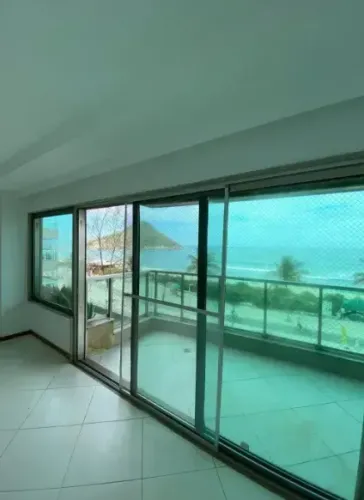 Apartamento frontal mar pé na areia