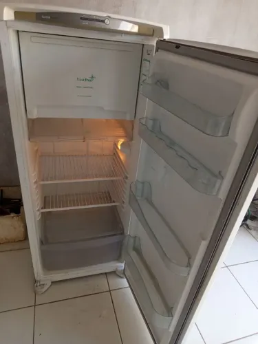 Vendo geladeira Frost Free funcionando perfeitamente pra vender logo
