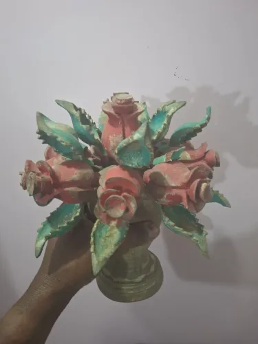 Rosas em madeira esculpida a mão.