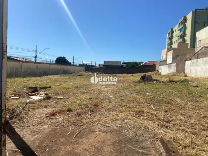 Área disponível para venda no bairro Martins em Uberlândia-MG