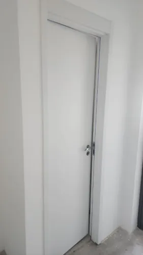 Porta branca completa com trinco e batende (2,10 x 0,62)