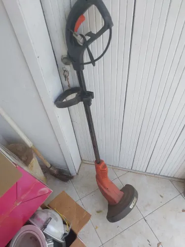 Maquina de cortar grama com defeito