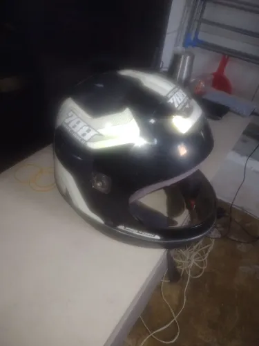 Capacete semi-novo