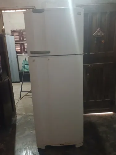 Vendo geladeira Electrolux gelando perfeitamente na parte de cima embaixo gela bem 
