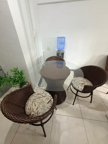 Mesa em vidro, Base e 3 poltronas em Vime!