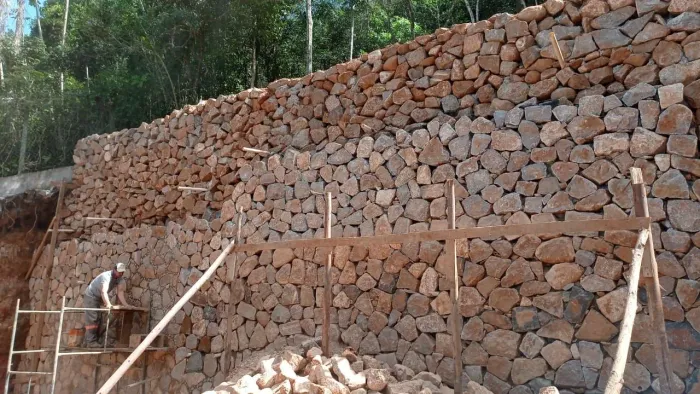 Starke muro de pedras contenção 
